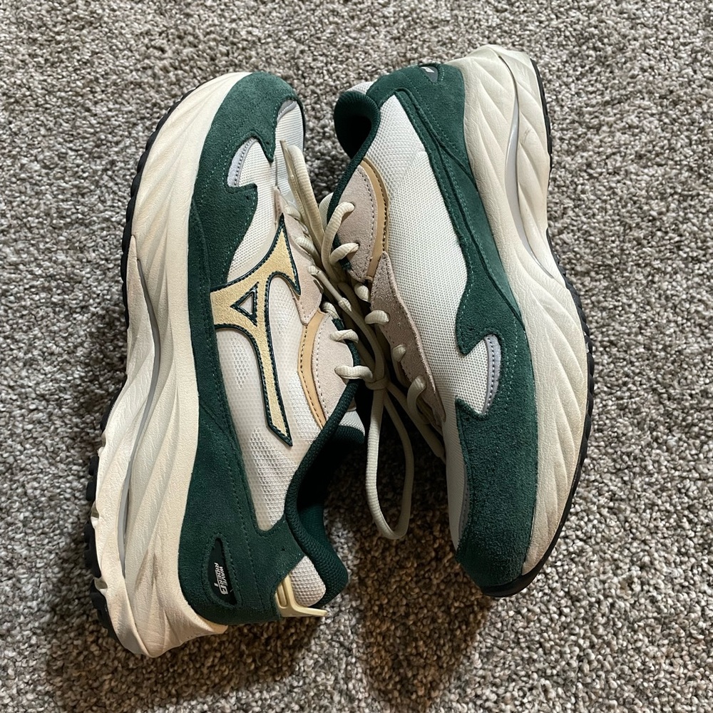 Men’s 10.5 Mizuno Wave Rider Beta